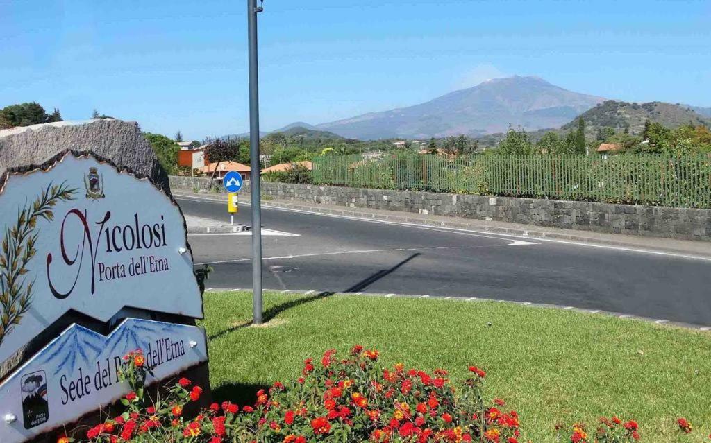 B & B Amici Dell'Etna นีโกโลซี ภายนอก รูปภาพ