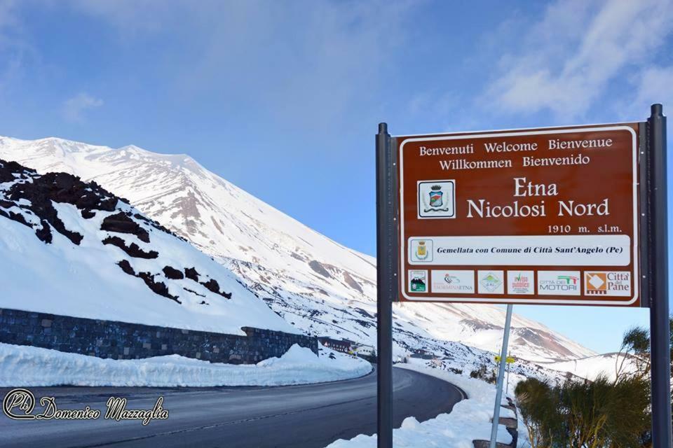 B & B Amici Dell'Etna นีโกโลซี ภายนอก รูปภาพ