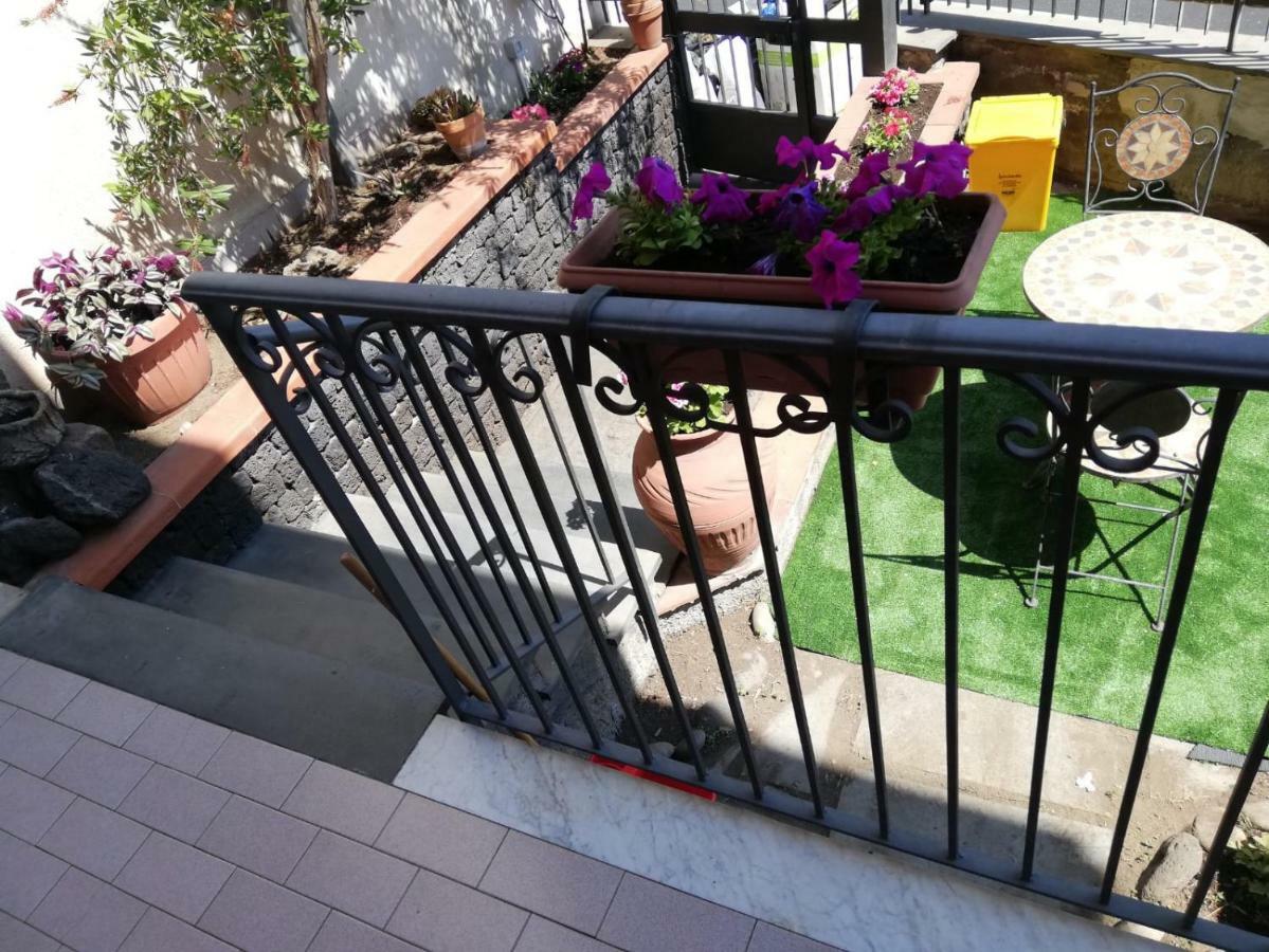 B & B Amici Dell'Etna นีโกโลซี ภายนอก รูปภาพ